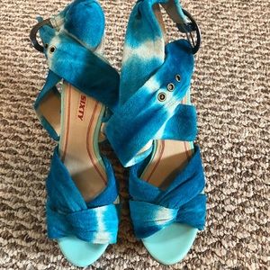 Soft leather cutout wood wedge